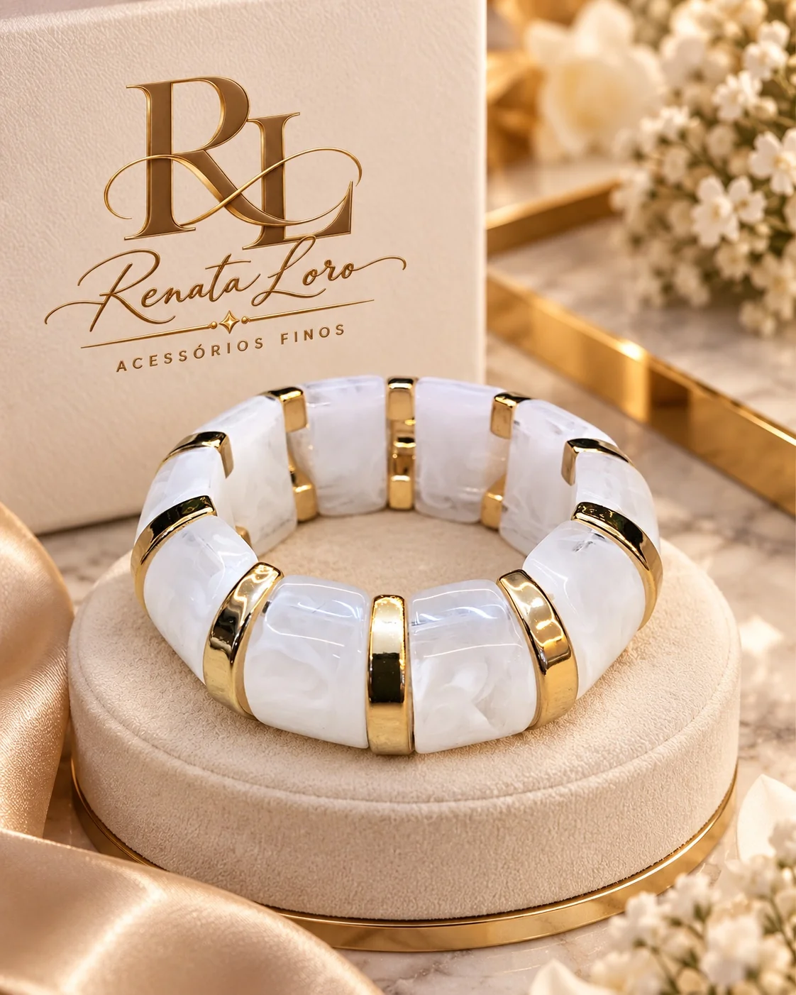 PUL0041 - Bracelete em Resina Branca Translúcida com Detalhes Dourados