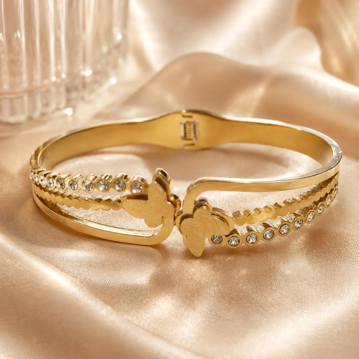 PUL0106 - Bracelete em Aço Dourado Borboletas com Zircônias