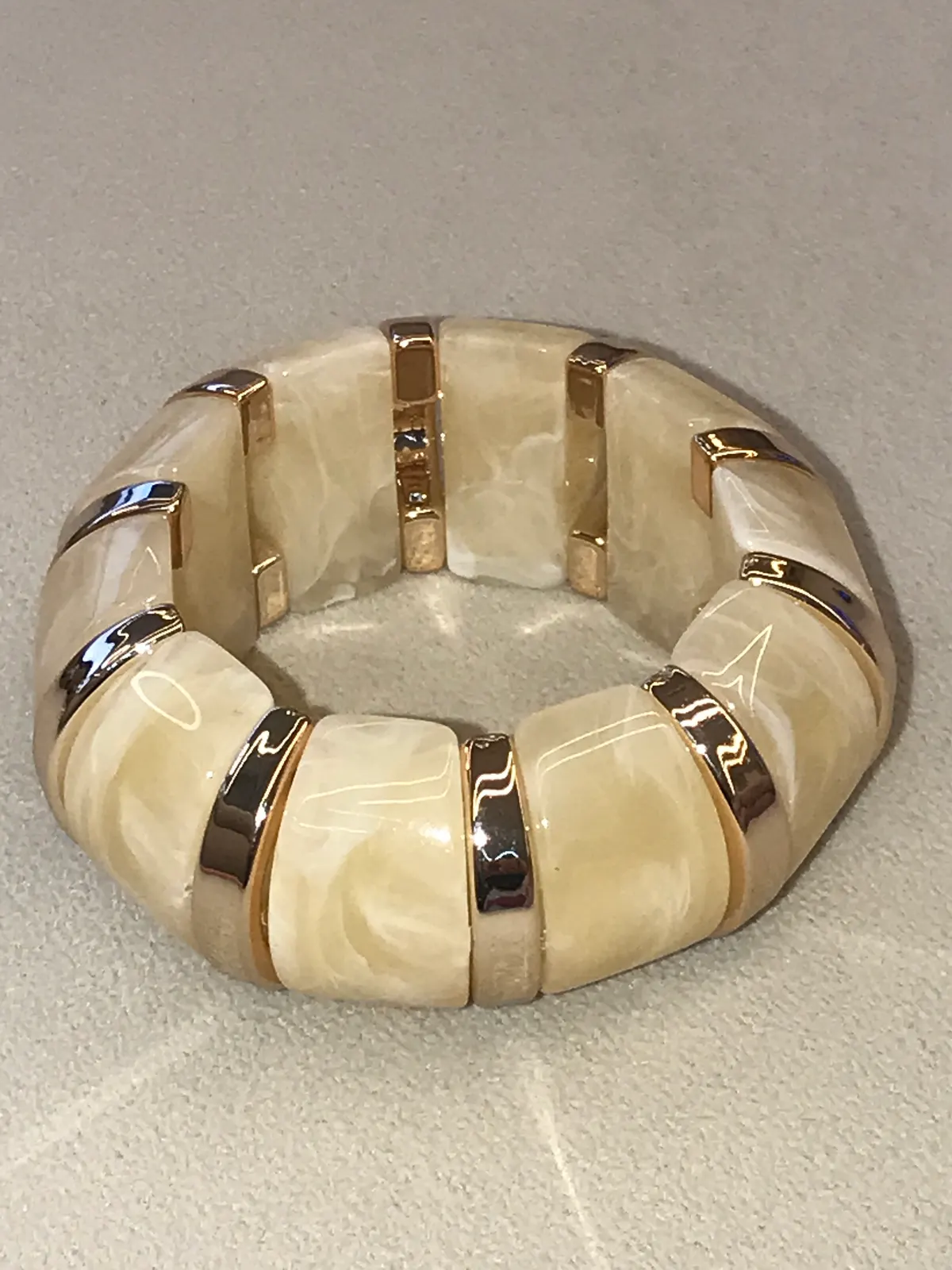 PUL0022 - Pulseira Bege Translúcida com Dourado