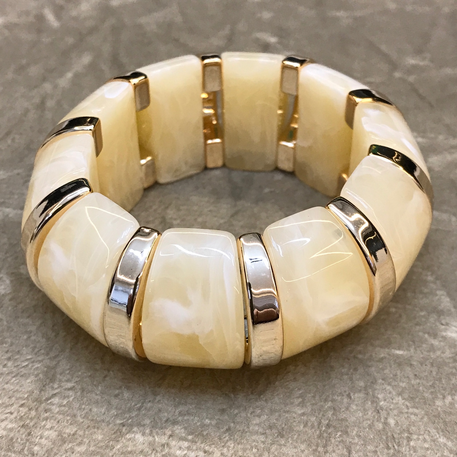 PUL0022 - Pulseira Bege Translúcida com Dourado
