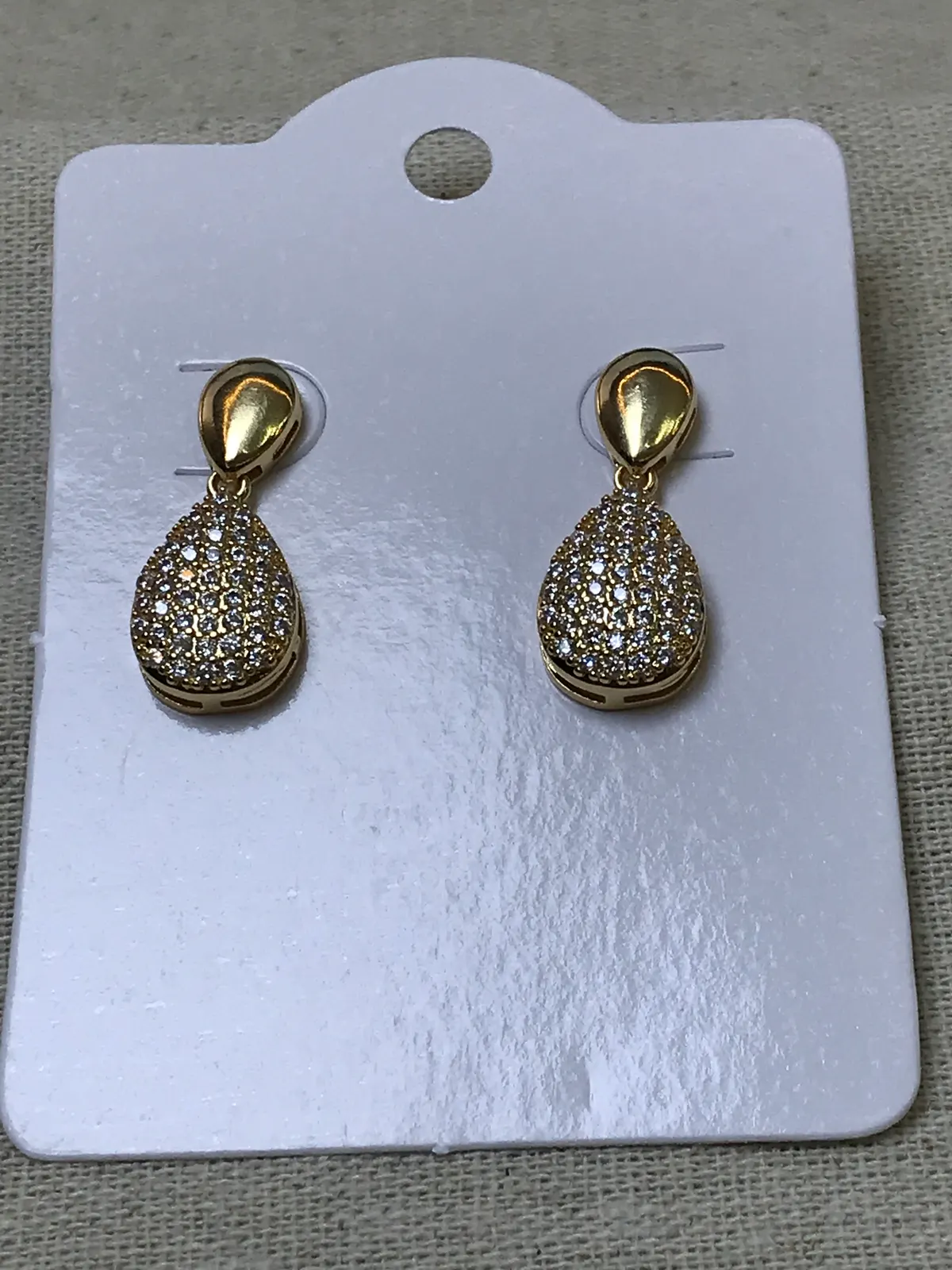 BRI0004 - Brinco Dourado Gota com Zircônias Cravejadas