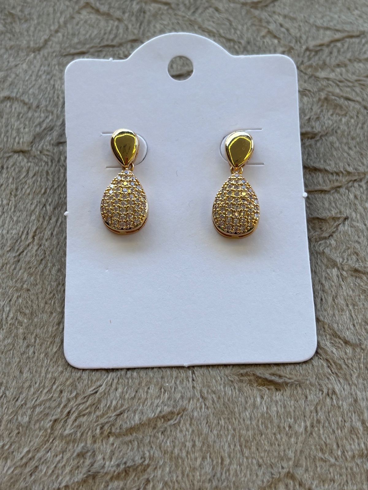 BRI0004 - Brinco Dourado Gota com Zircônias Cravejadas