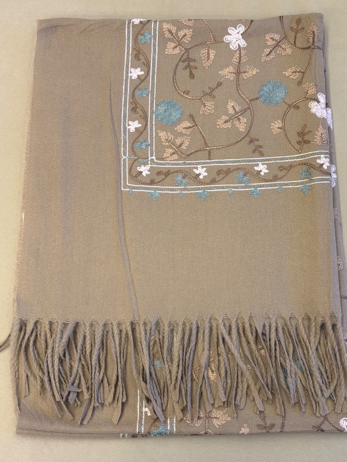 LEN0032 - Pashimina Bege Bordada Floral com Franjas
