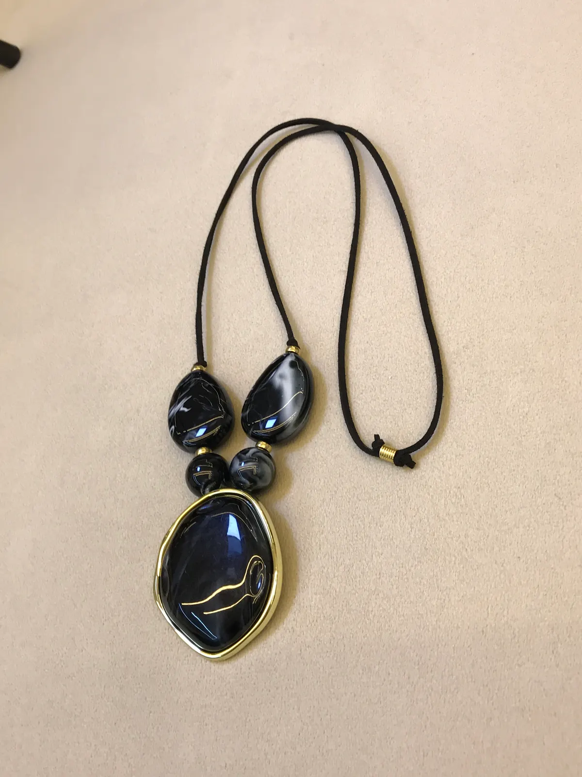 COL0002 - Colar Resina Preto mesclado