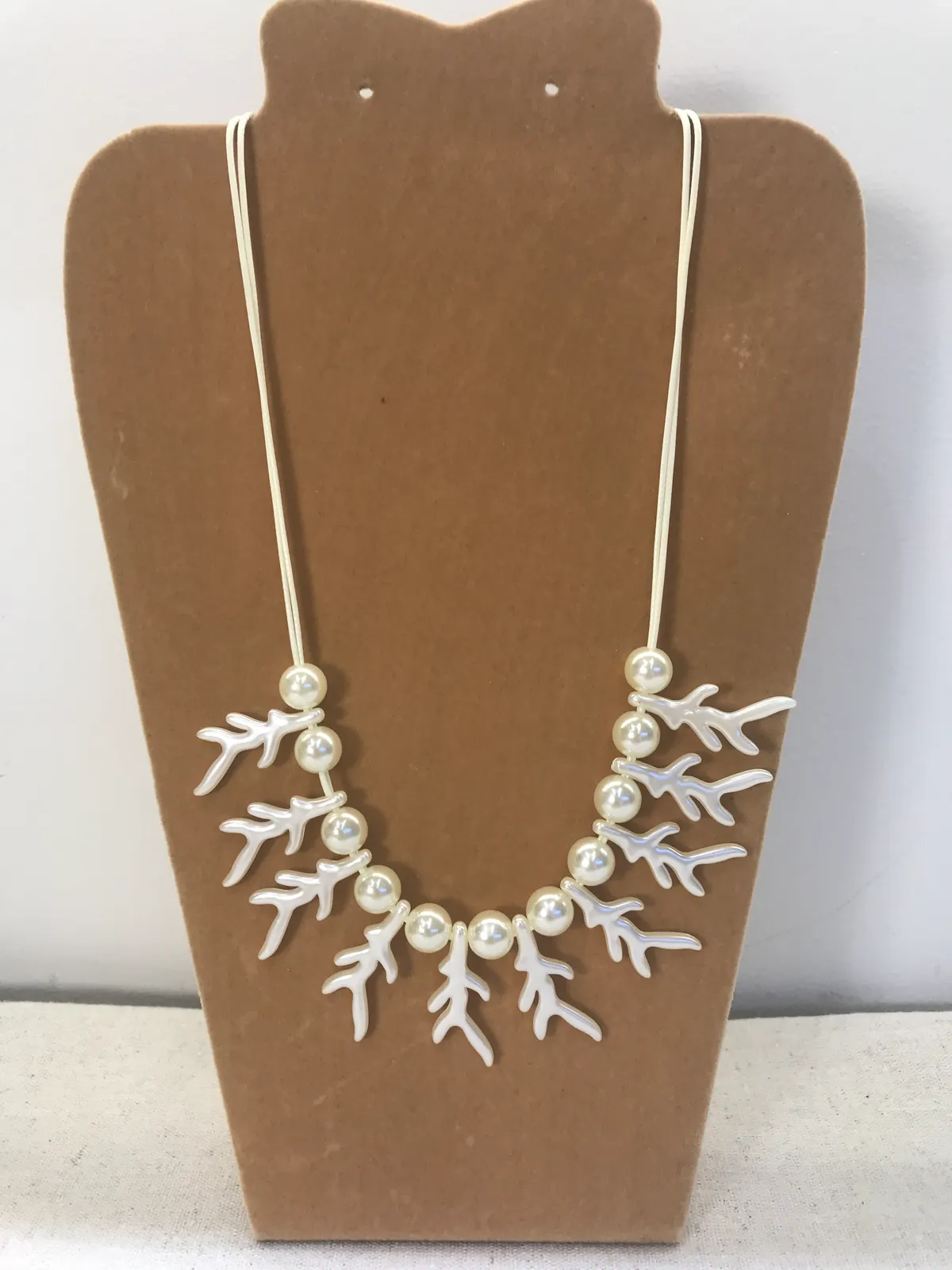 COL0025 - Colar Pérolas e Corais Branco Perolado