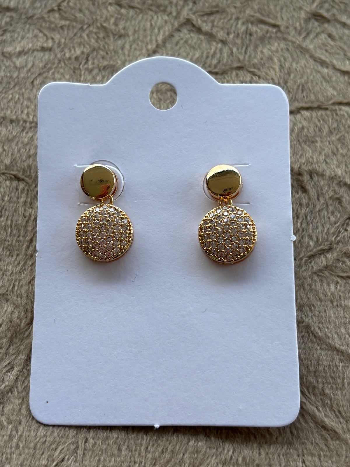 BRI0019 - Brinco Dourado pêndulo redondo cravejado de zircônias