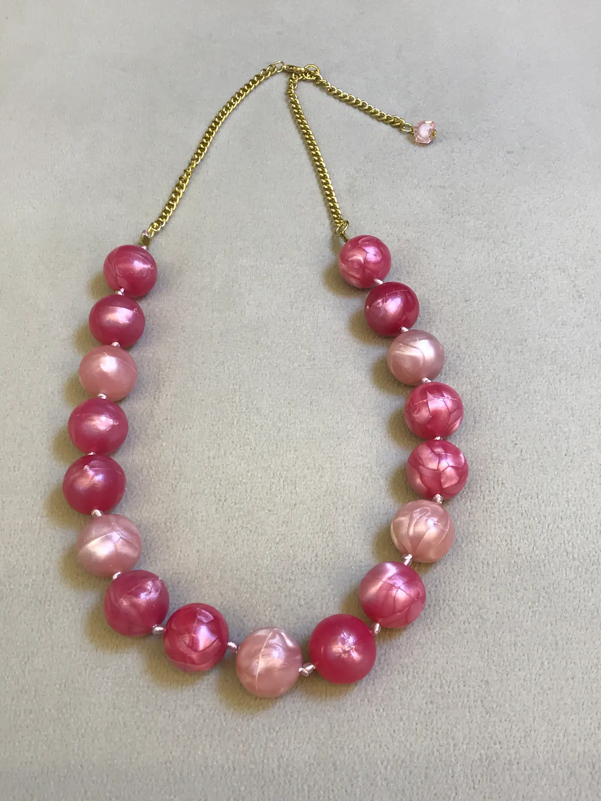 COL0007 - Colar em Resina Rosa com Corrente Dourada
