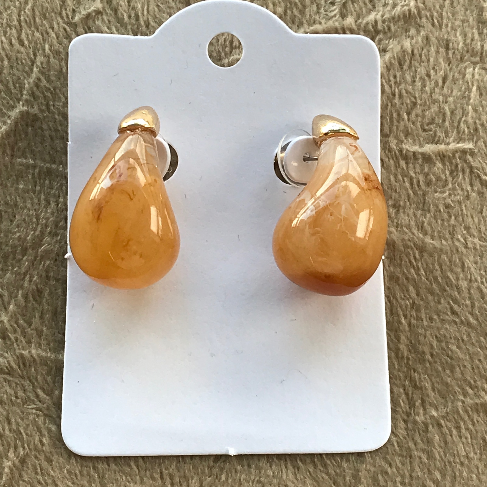 BRI0039 - Brinco Gota em Resina na cor Caramelo Dourado