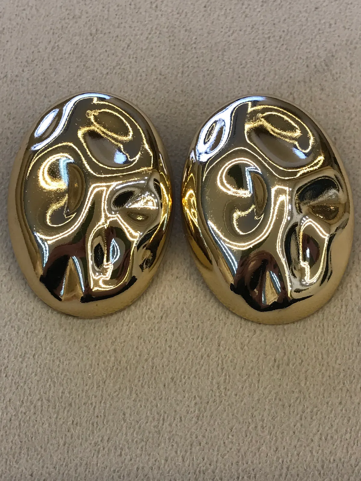 BRI0010 - Brinco Oval Dourado Martelado