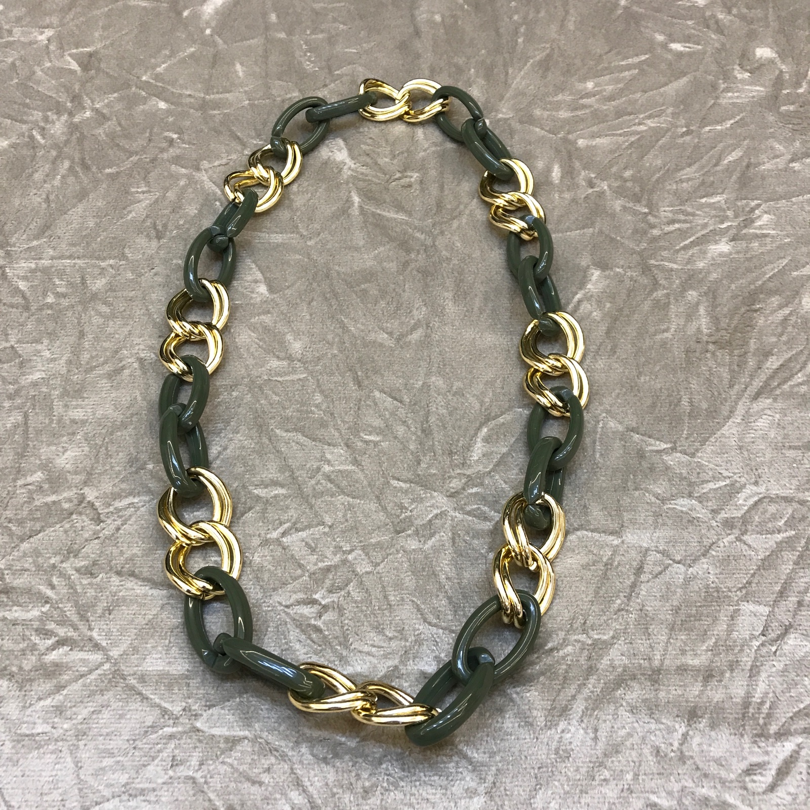 COL0038 - Colar Elos em Resina Verde Escuro e Dourado