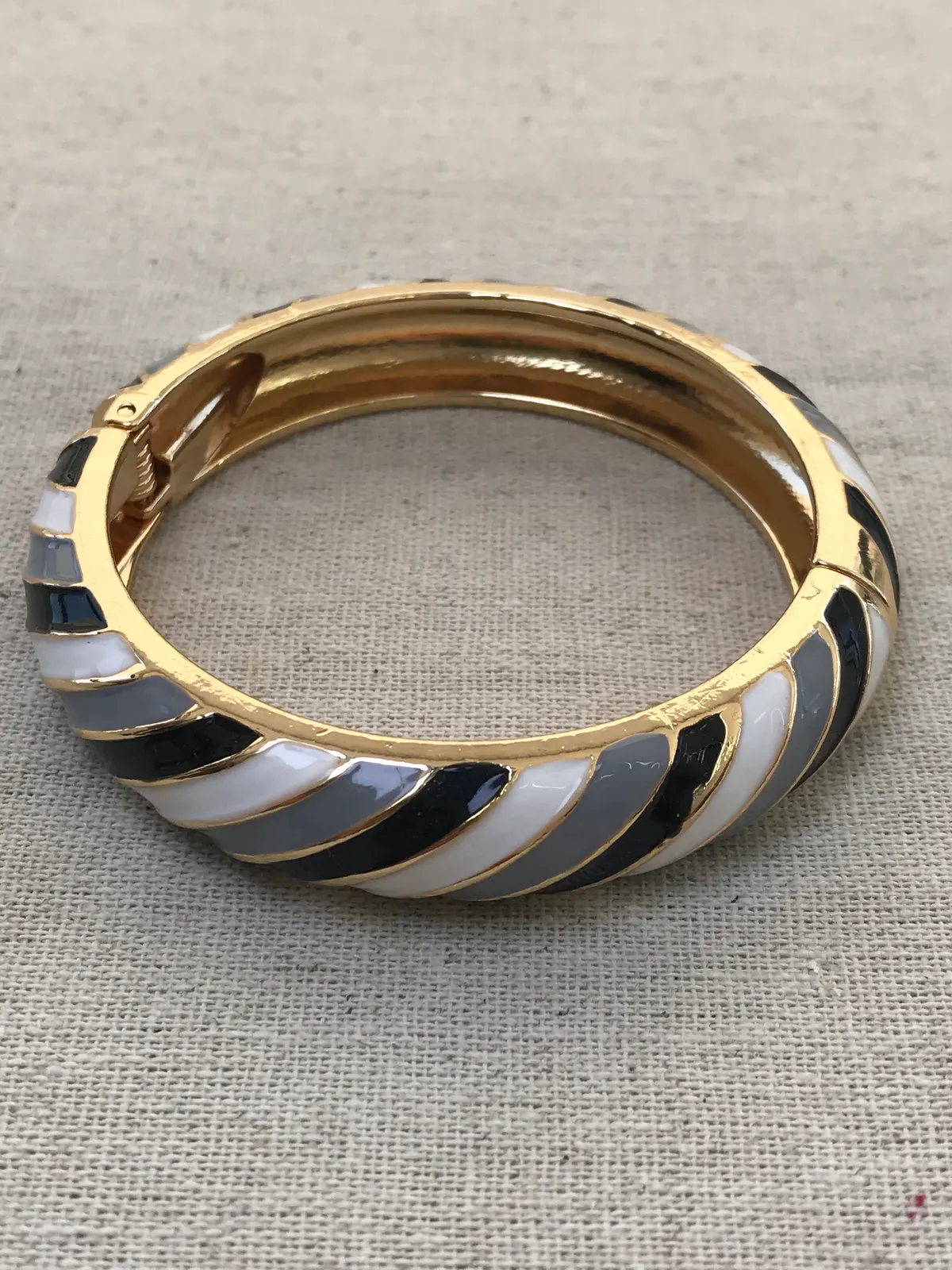 PUL0030 - Bracelete Esmaltado Listras Cinza, Preto e Branco