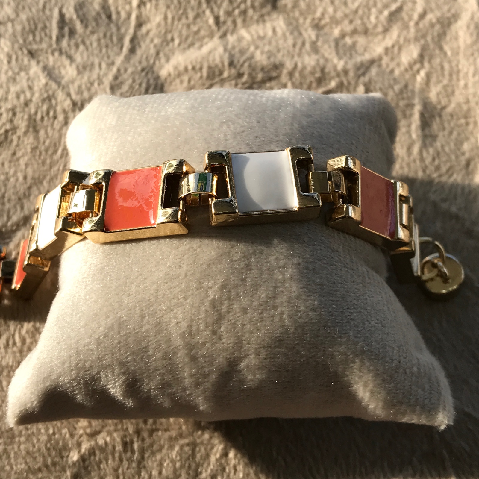 PUL0080 - Pulseira Elos Dourados Branco/Coral