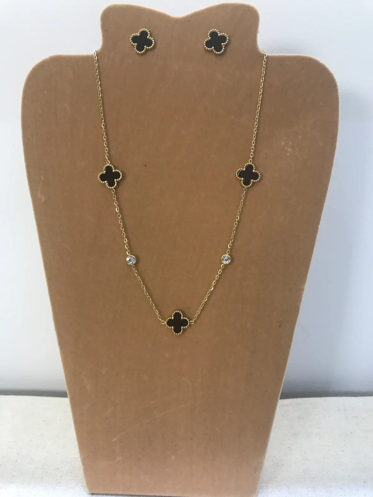 CON0015 - Colar em Aço Dourado, Trevo Preto