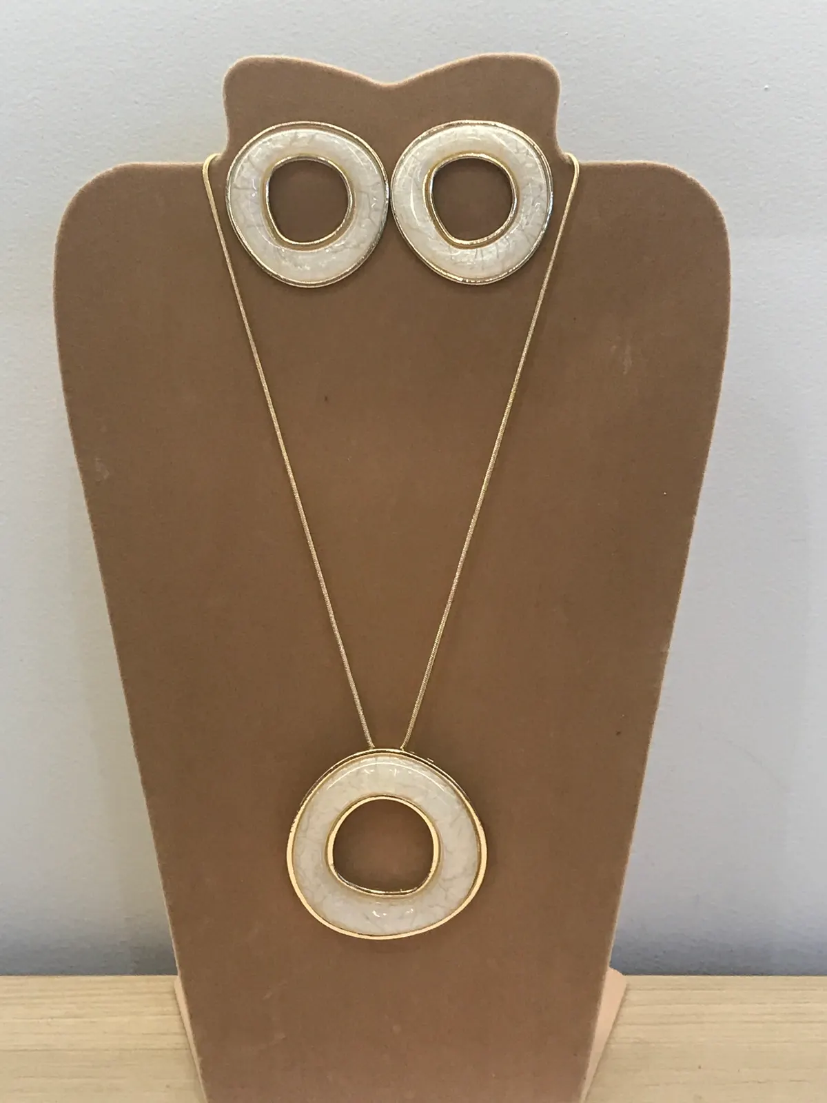 CON0006 - Colar Dourado com Pingente em Resina Pérola