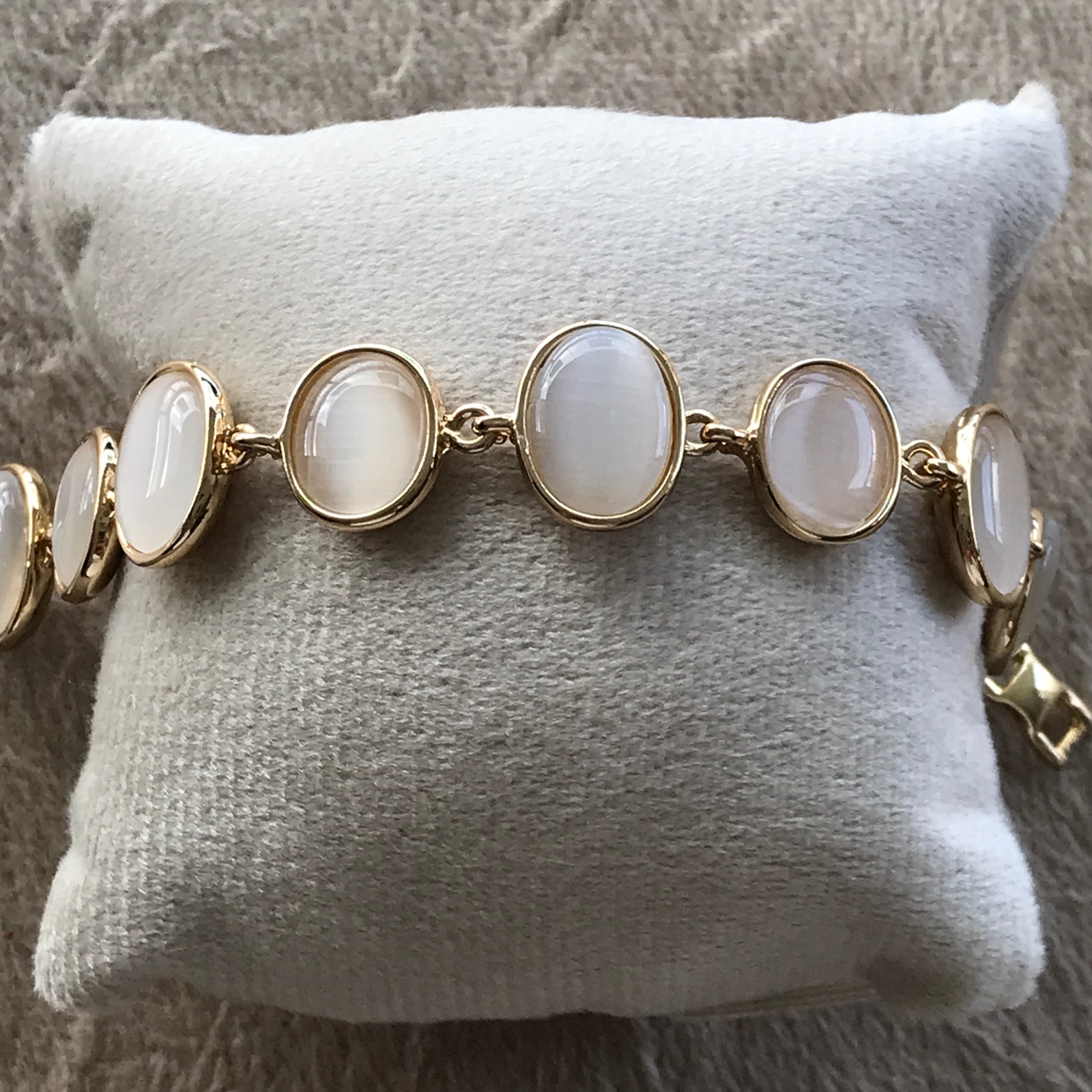 PUL0077 - Pulseira Dourada Pedras Olho de gato Oval