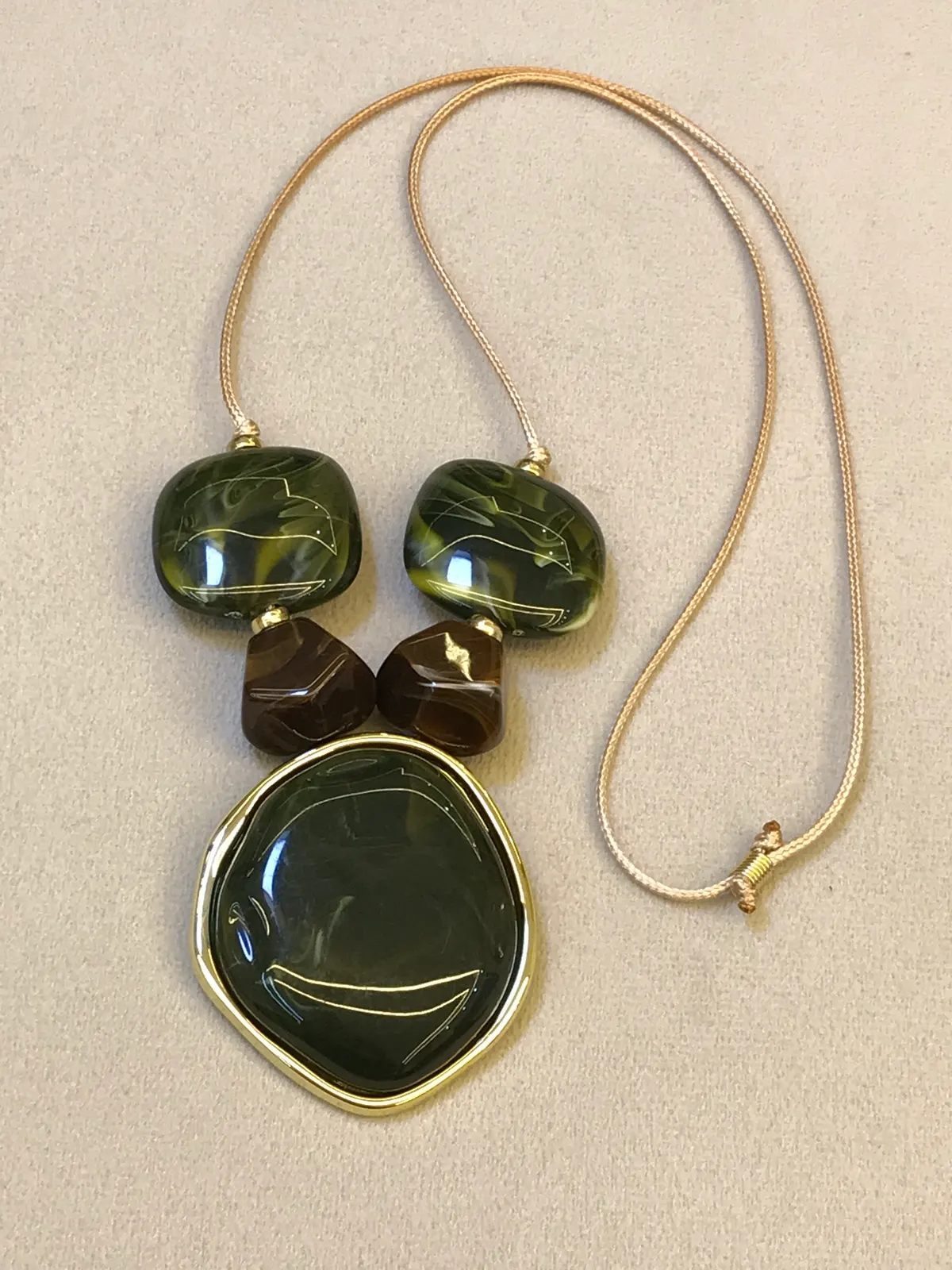COL0004 - Colar Resina Verde Militar