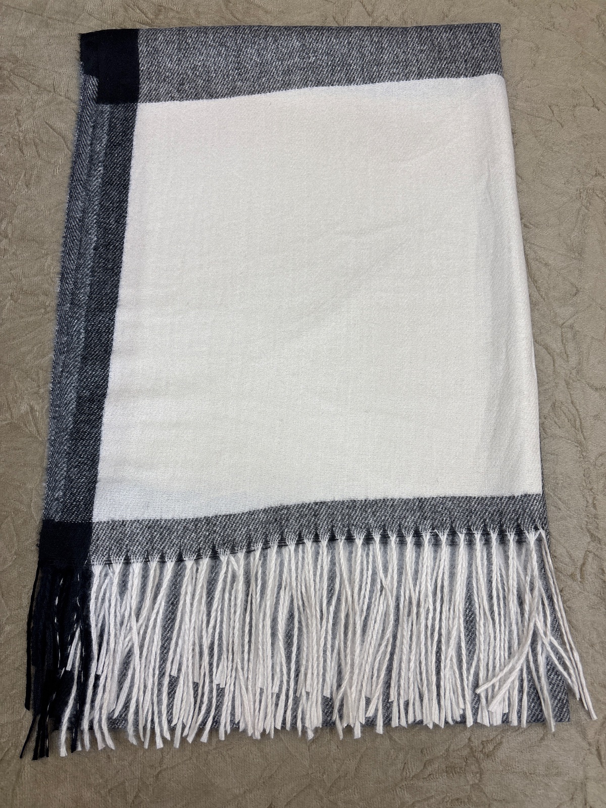 LEN0010 - Pashimina (Cachecol) Clássica Off-White e Preto com franja