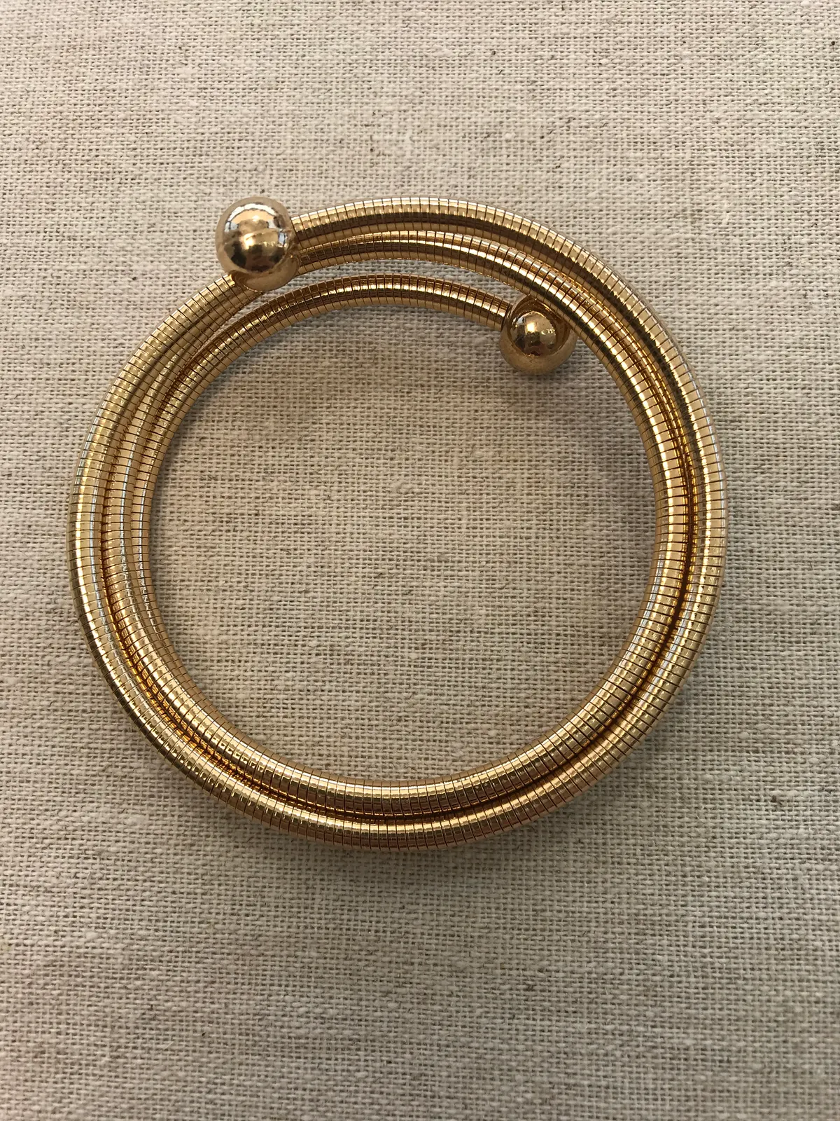 PUL0024 - Pulseira Espiral Dourada com Esferas