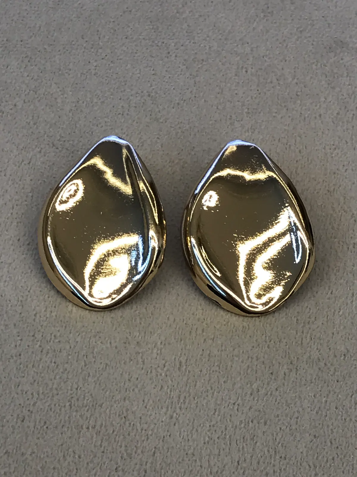 BRI0012 - Brinco Dourado Oval Liso Orgânico