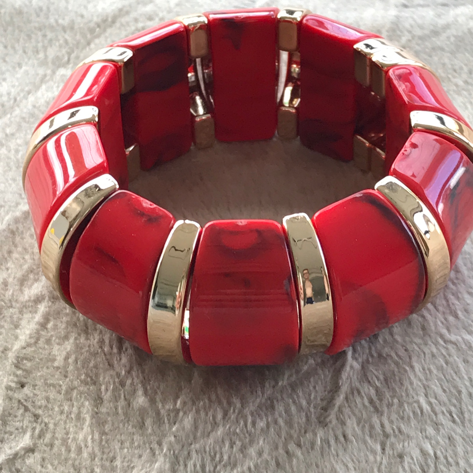 PUL0073 - Pulseira Elástica Vermelha  com Detalhes Dourados