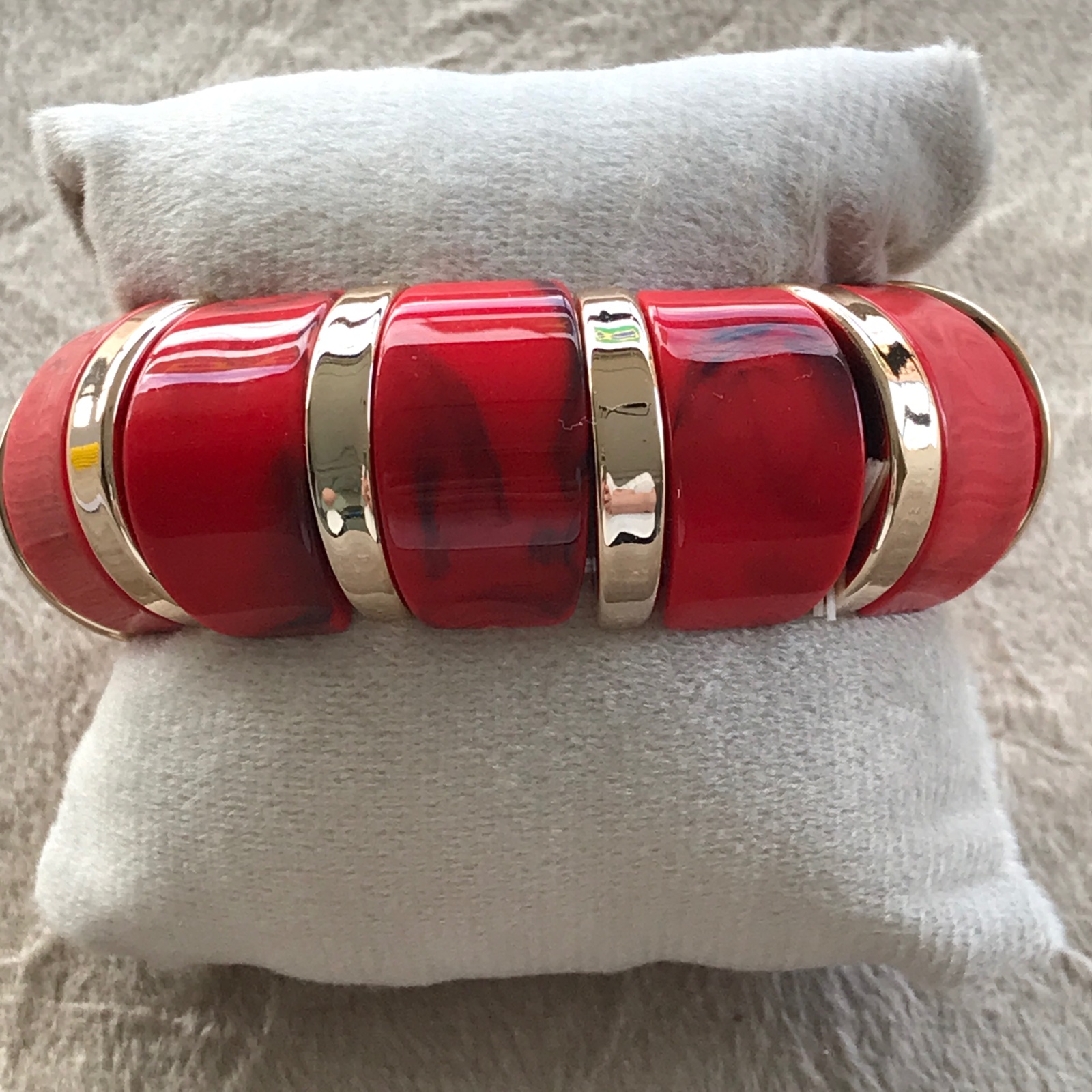 PUL0073 - Pulseira Elástica Vermelha  com Detalhes Dourados - foto 2