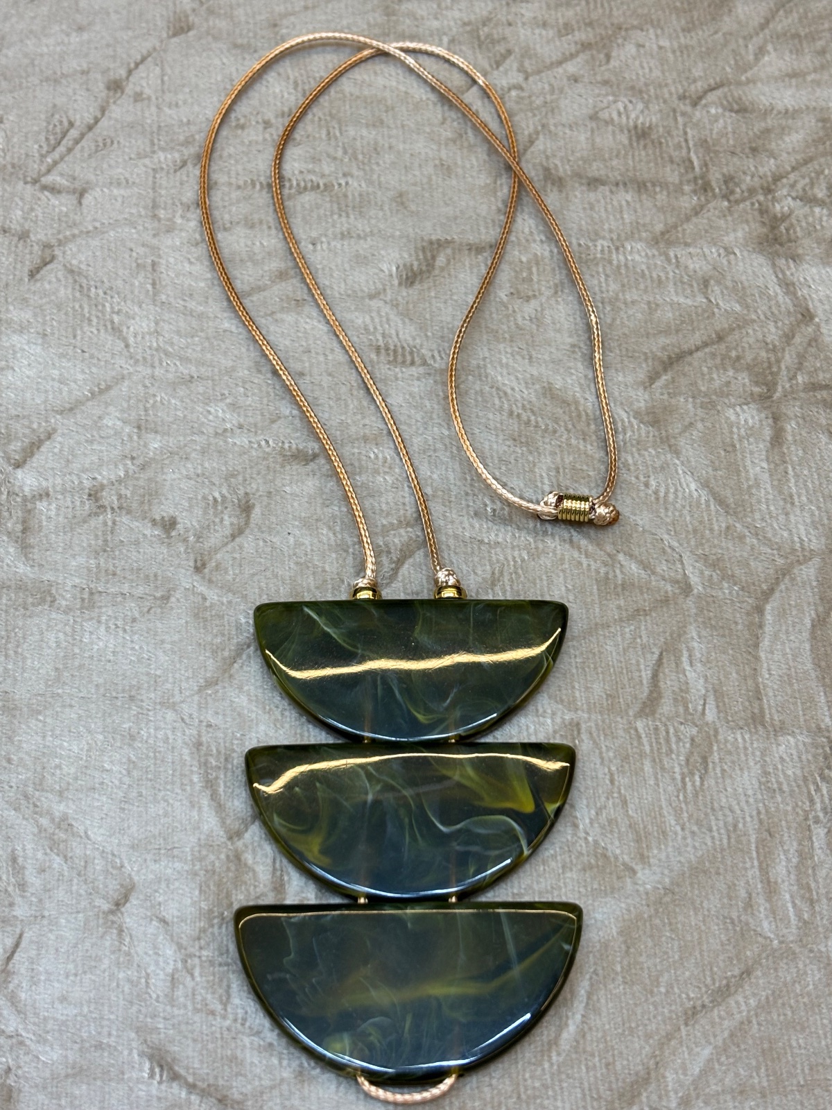 COL0035 - Colar Meia-Lua Trio Verde Mesclado com fio encerado Dourado