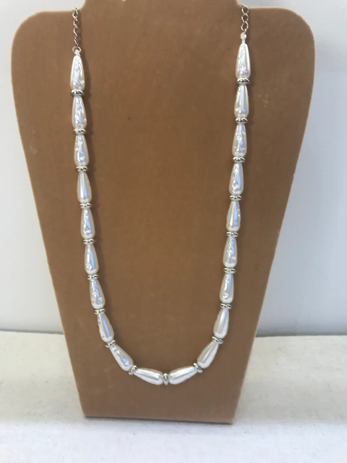 COL0020 - Colar Pérolas Gotas Alongadas com Detalhes Prateados
