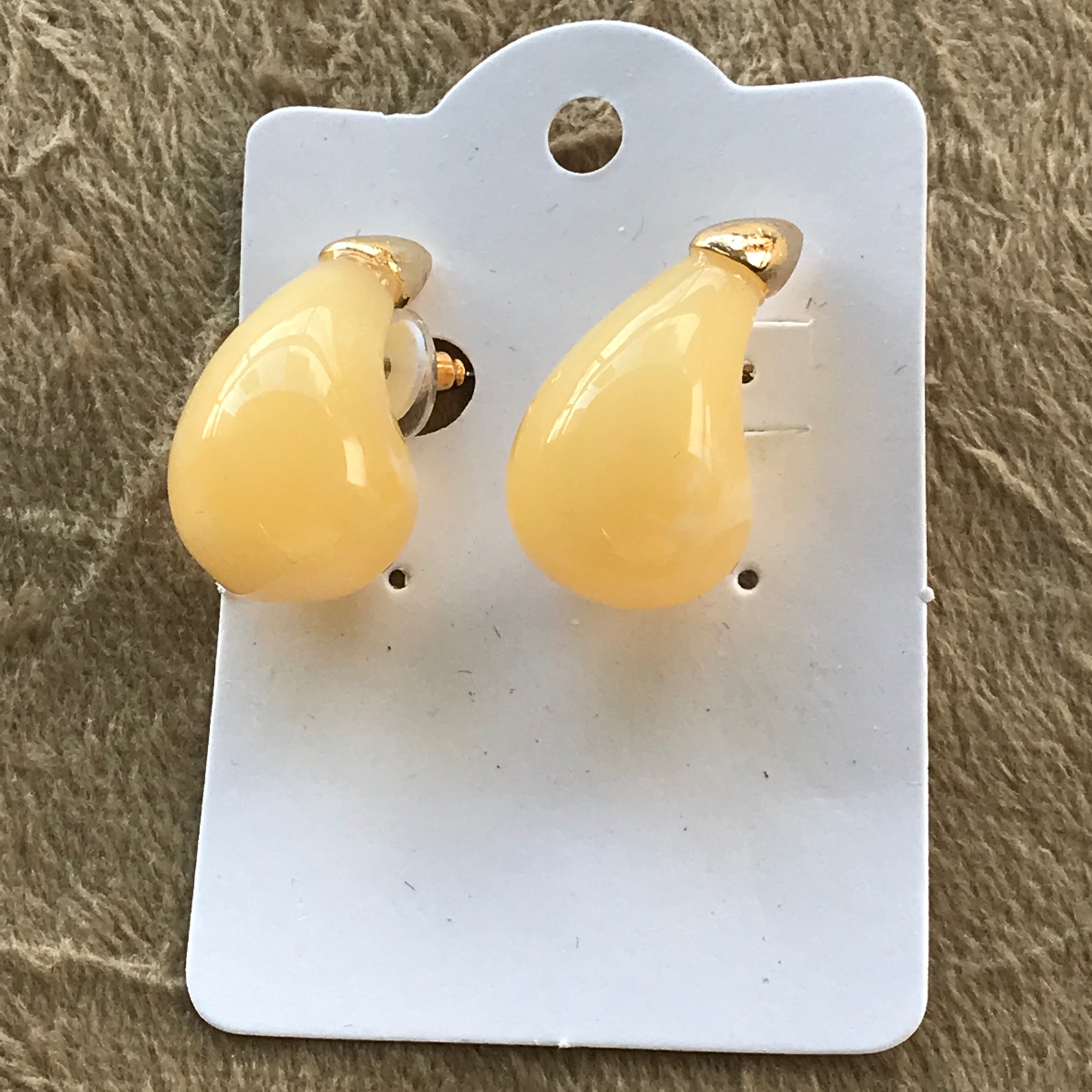 BRI0038 - Brinco Gota em Resina Creme