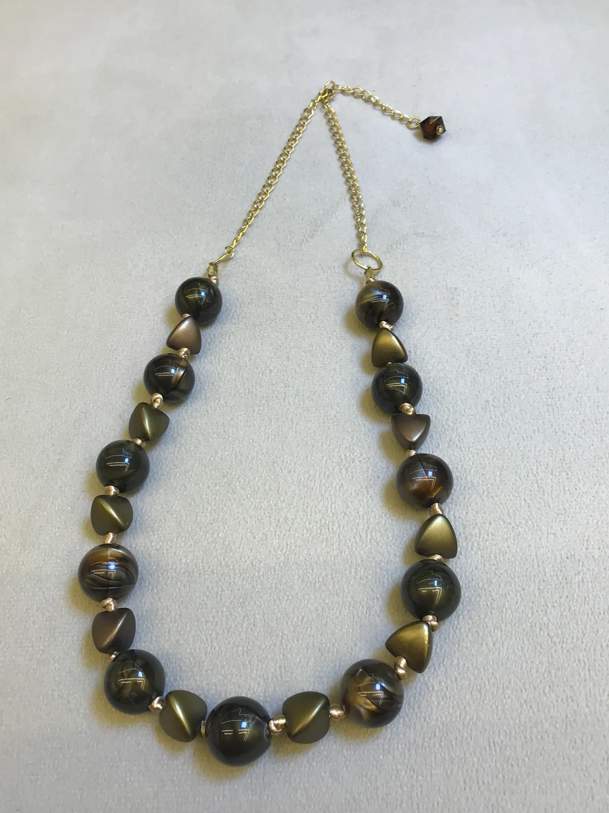 COL0012 - Colar Resina Esfera marrom e Triângulo na cor Ouro Velho com Corrente Dourada