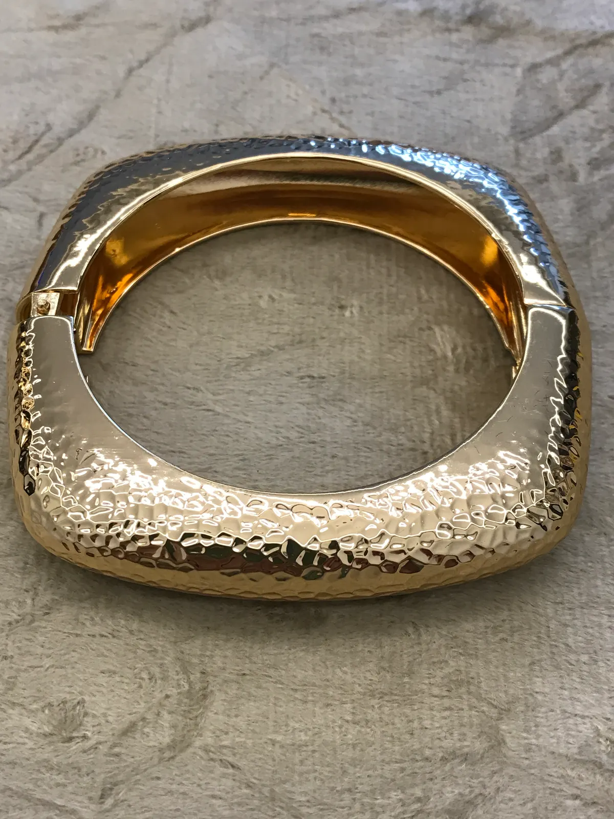 PUL0052 - Bracelete Quadrado Dourado Texturizado