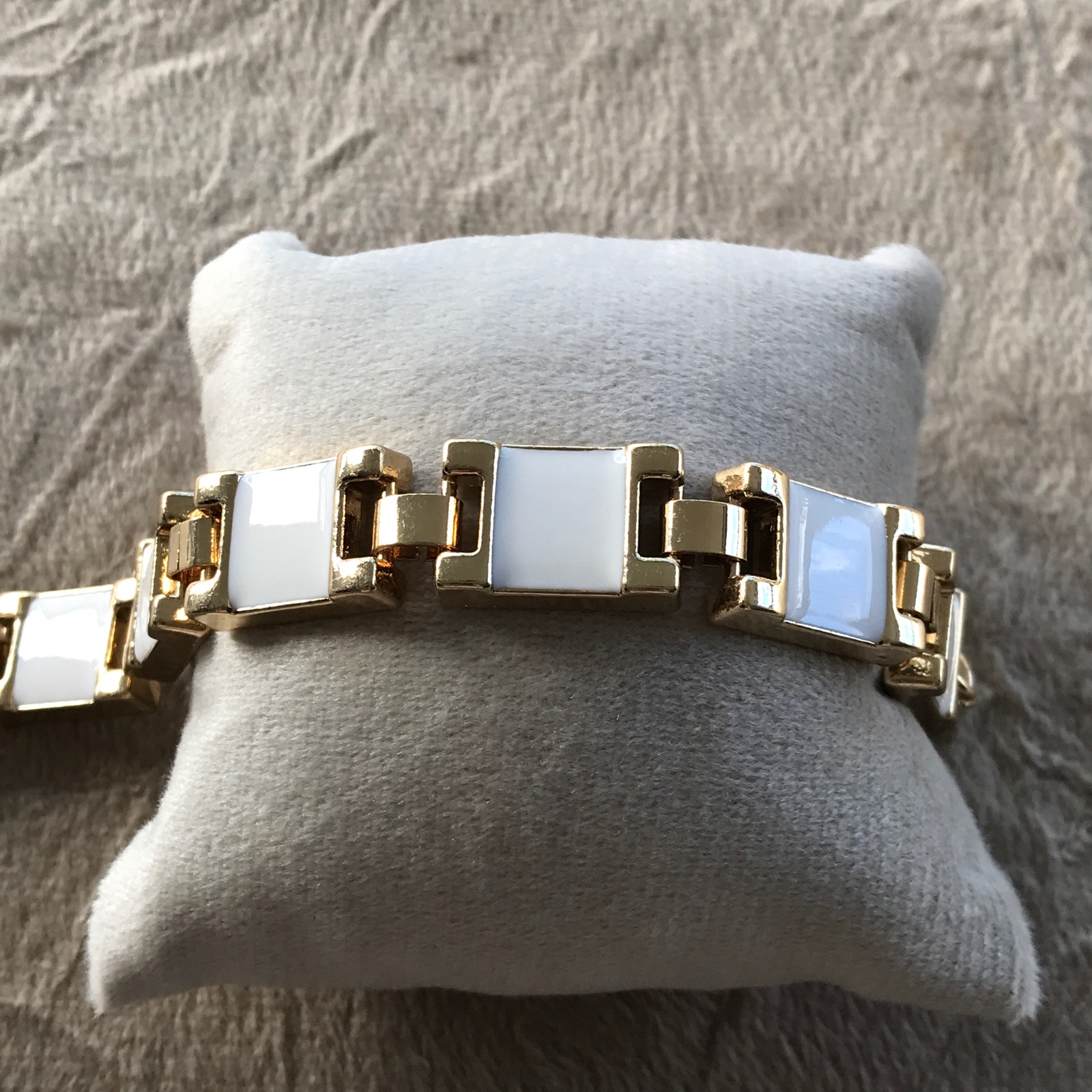 PUL0079 - Pulseira Elos Dourados com Detalhes em Branco