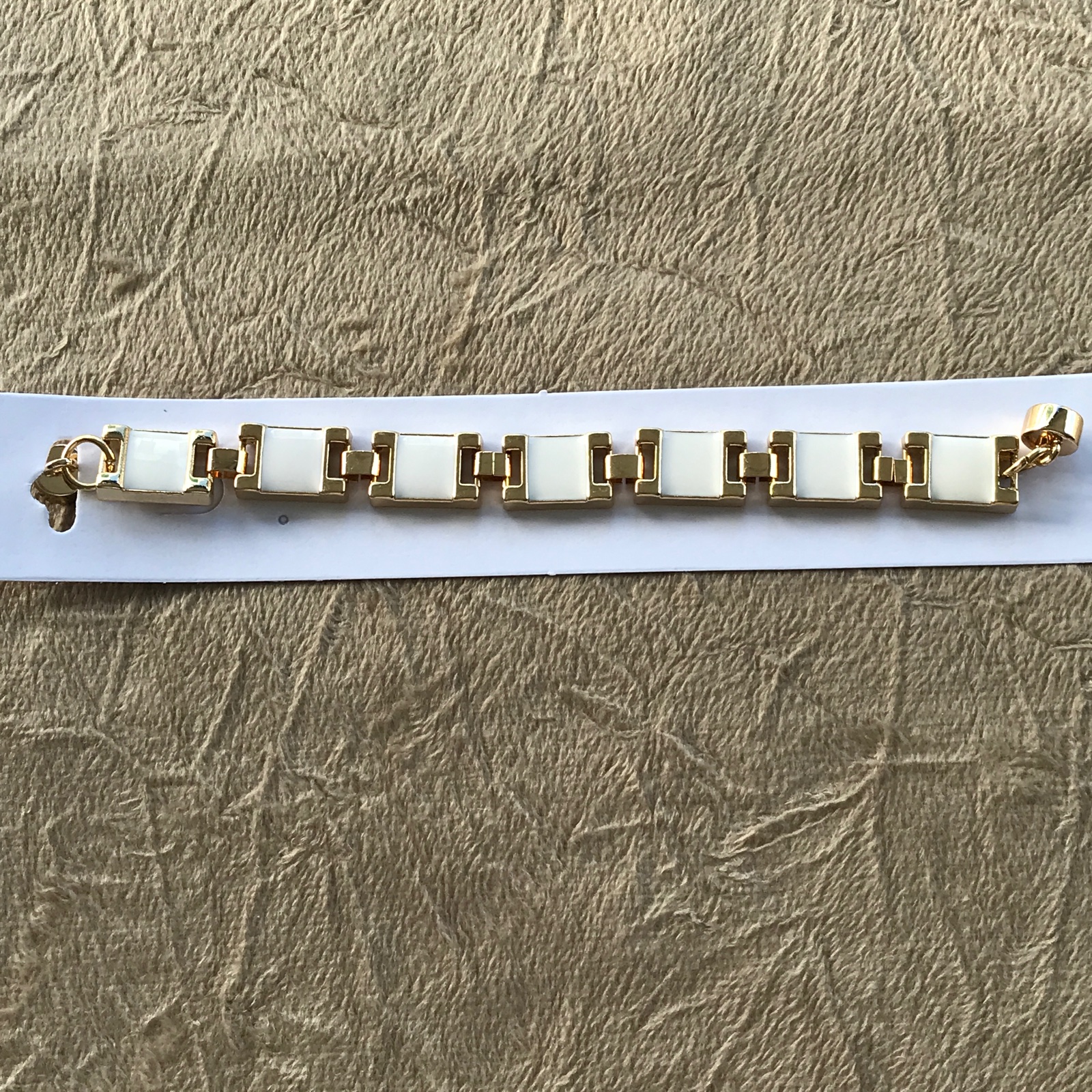 PUL0079 - Pulseira Elos Dourados com Detalhes em Branco - foto 2