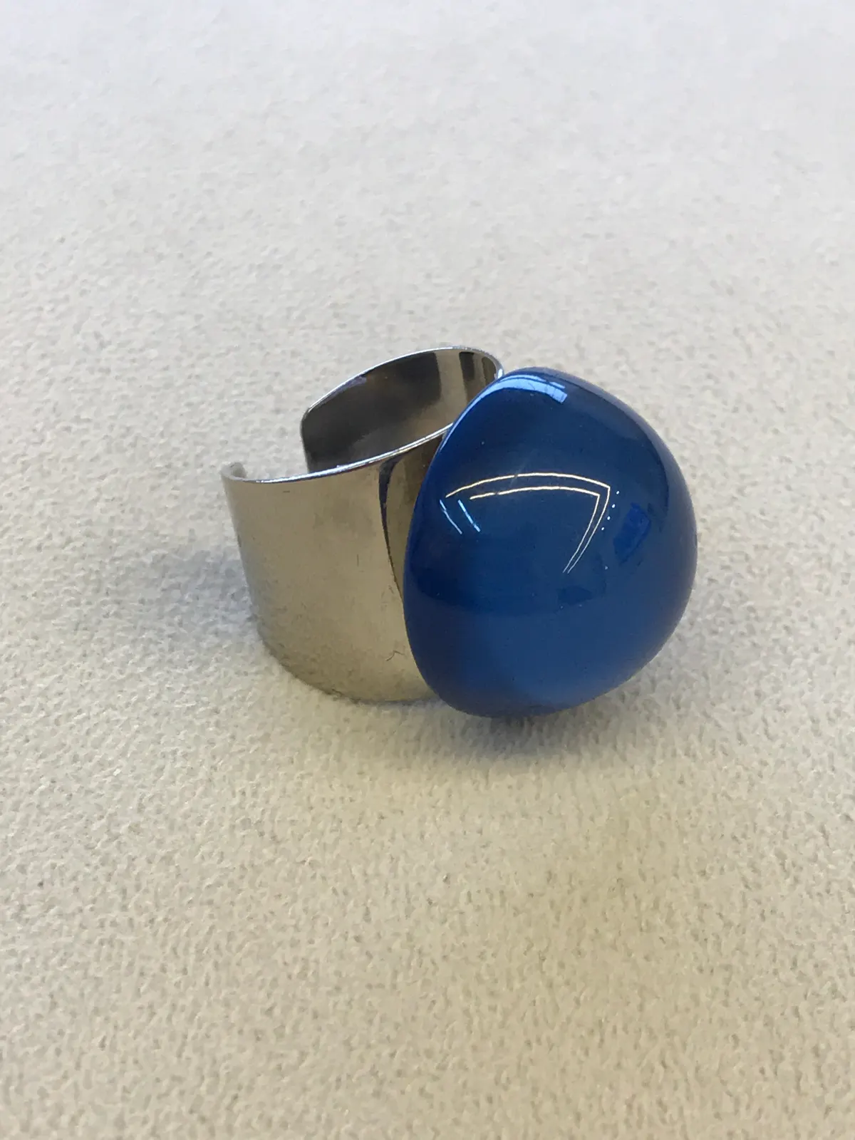 ANE0005 - Anel  Meia Bola Azul Royal com Aro Prateado Ajustável