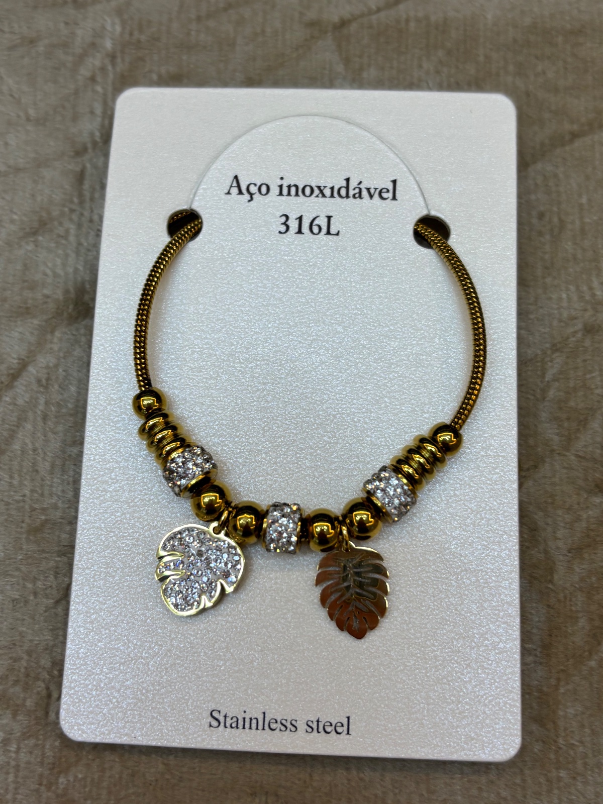 PUL0076 - Pulseira Dourada em Aço Inoxidável Folha Tropical com strass