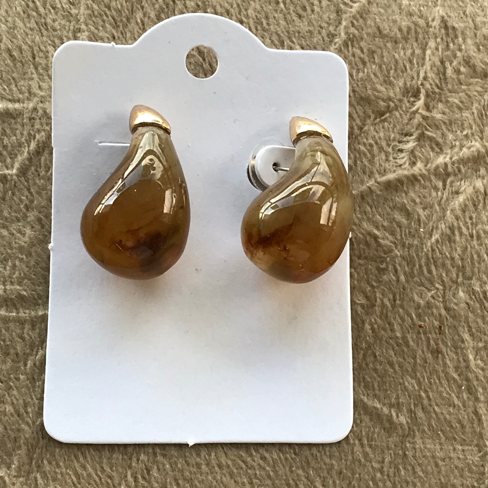 BRI0041 - Brinco Gota em Resina na cor Âmbar com Detalhes Dourados