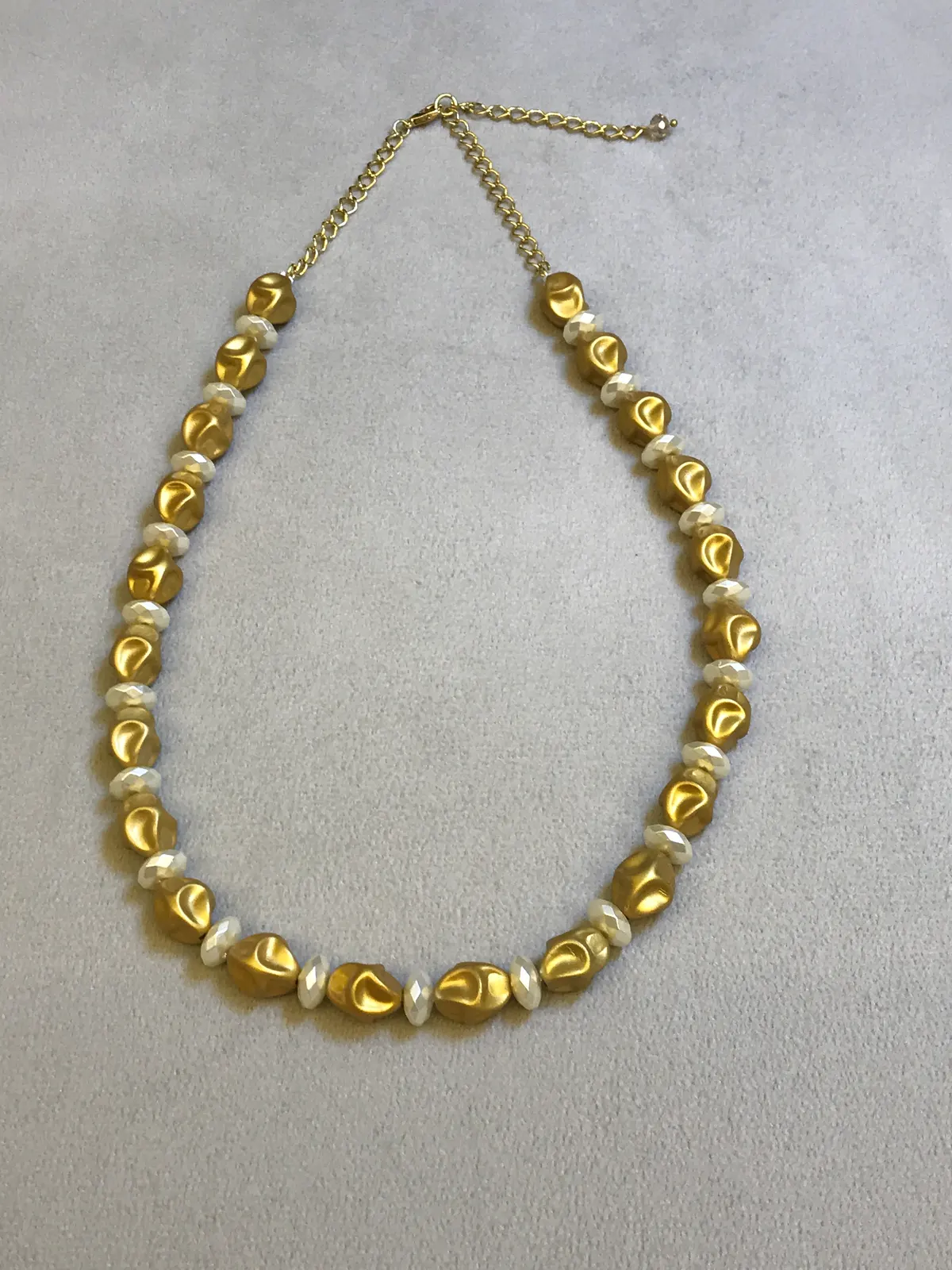 COL0011 - Colar Resina dourado com entremeios perolados