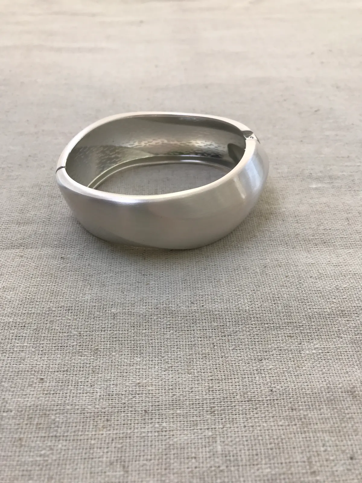 PUL0027 - Bracelete Oval Prateado com Acabamento Fosco