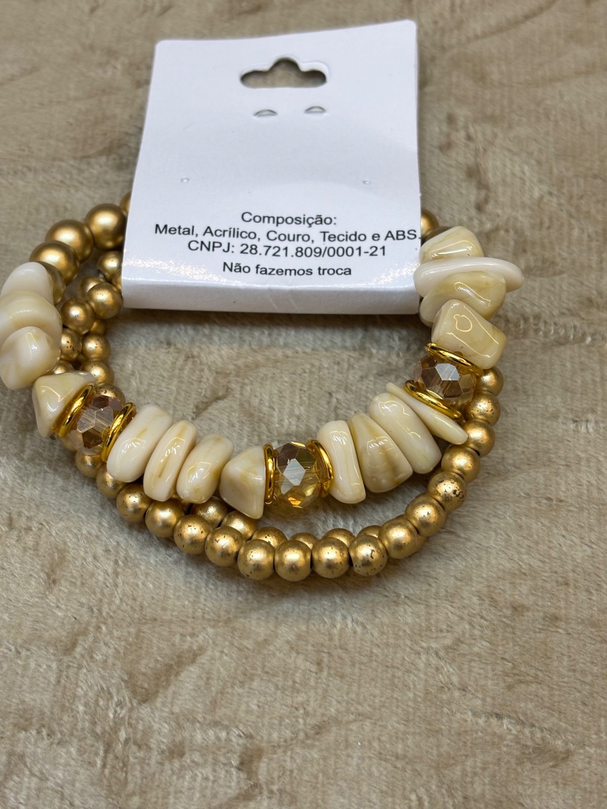 PUL0066 - Kit Pulseiras com Pedras em Resina Dourada e off-white e detalhes dourados
