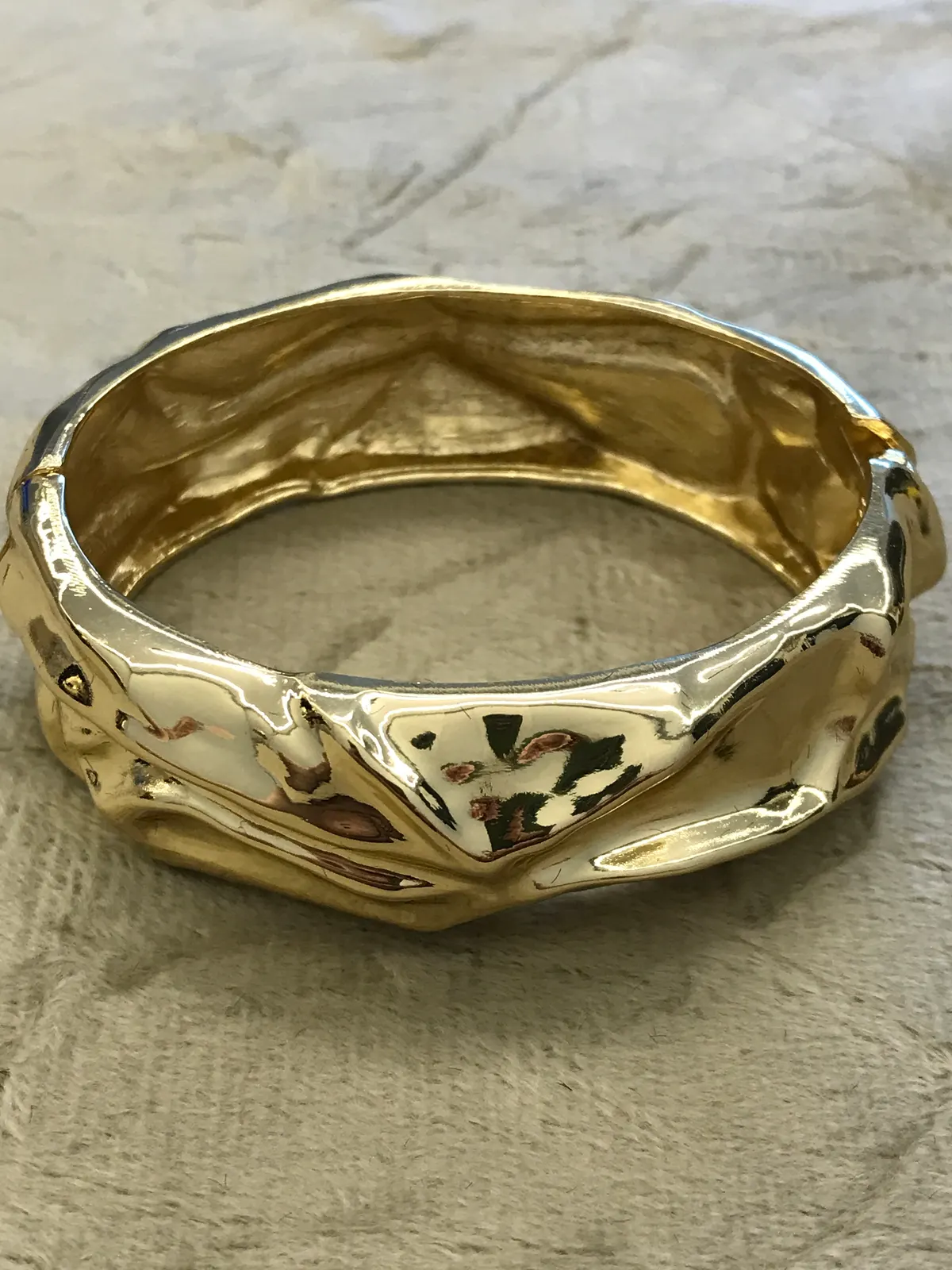 PUL0054 - Bracelete Dourado Escultural Textura Orgânica