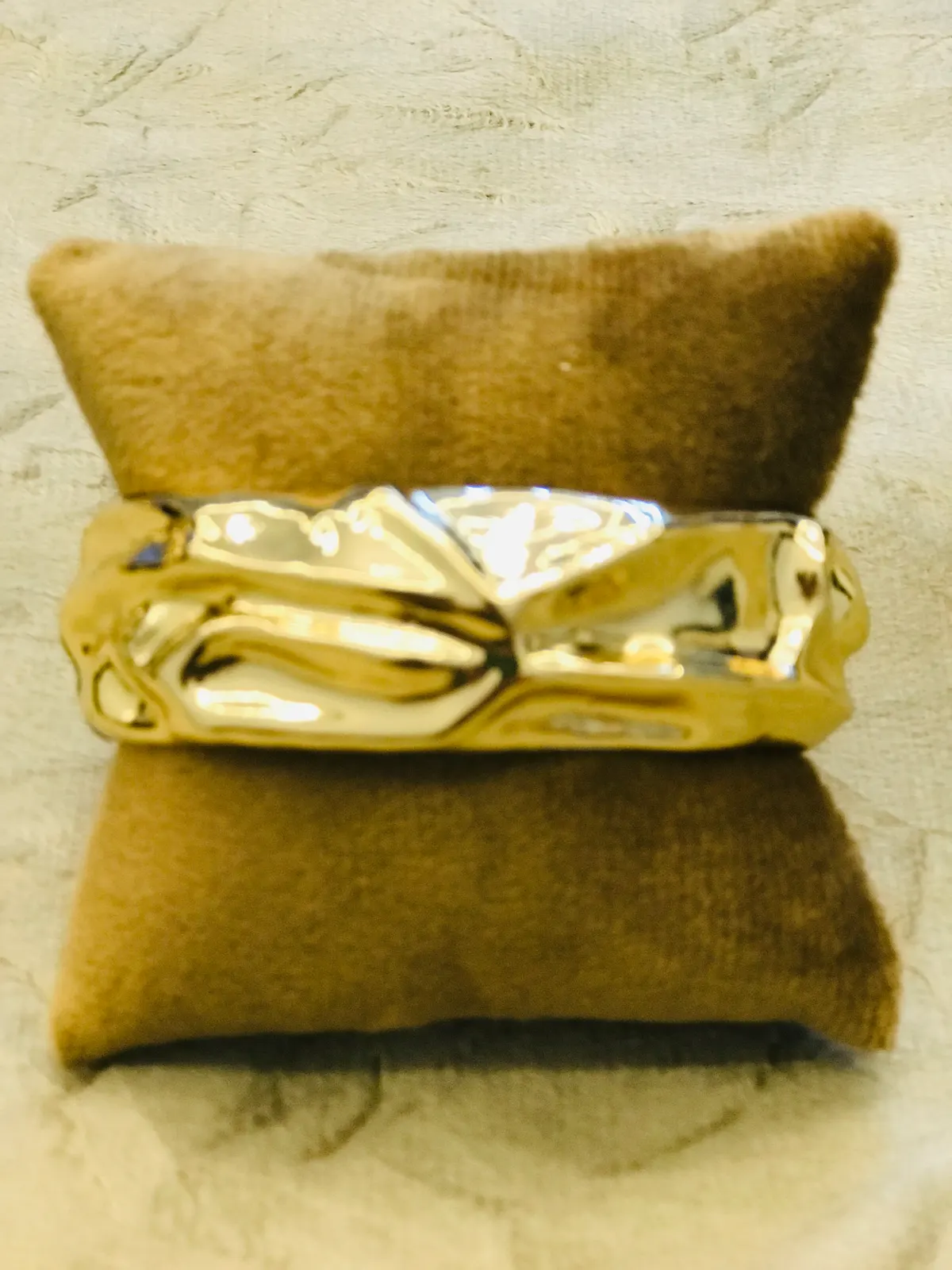 PUL0054 - Bracelete Dourado Escultural Textura Orgânica - foto 2