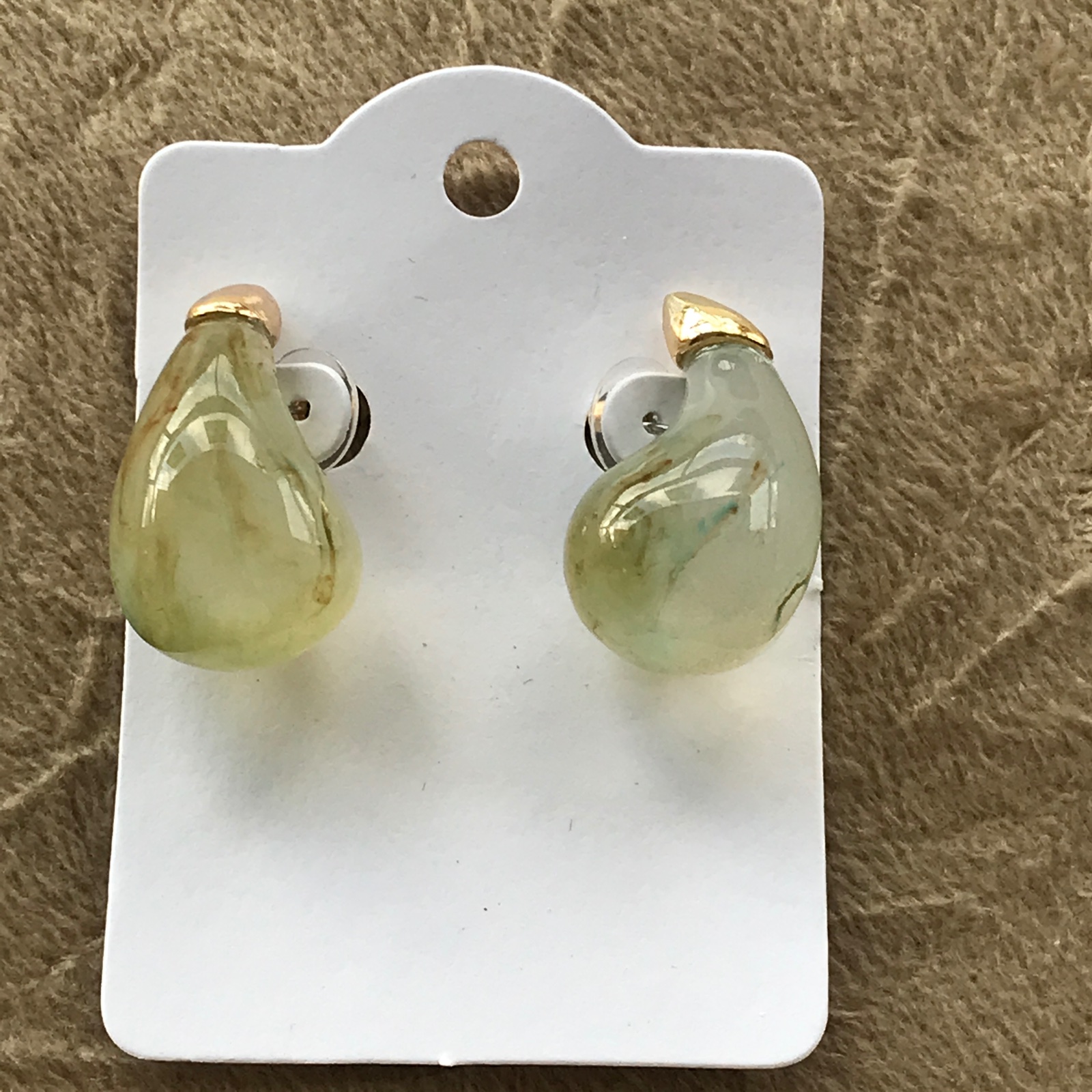 BRI0042 - Brinco Gota em Resina Verde com detalhes em Dourado