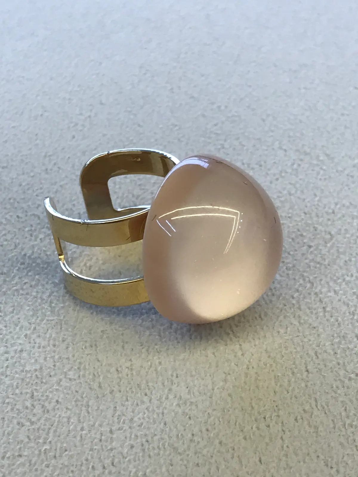ANE0008 - Anel em Resina Rosa com Aro Dourado Ajustável