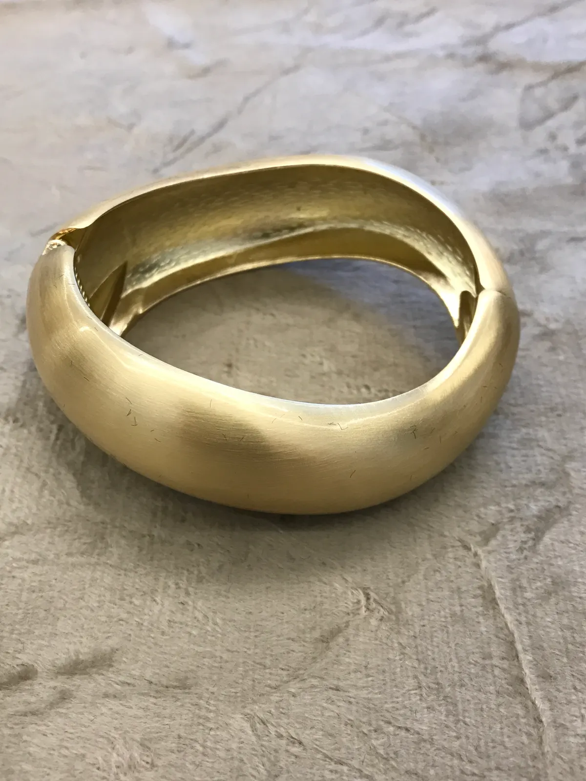 Bracelete Dourado Orgânico Acetinado