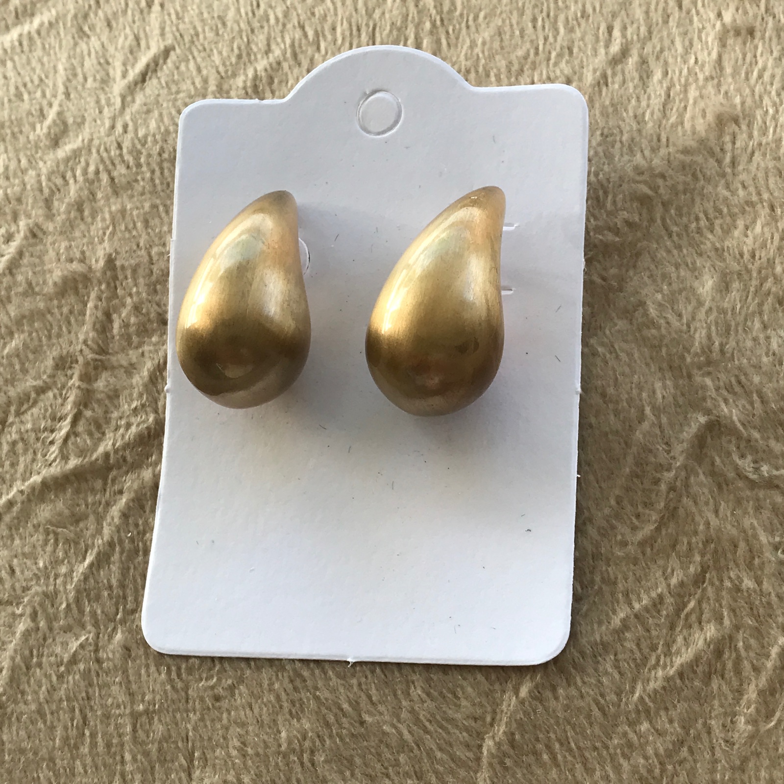 BRI0036 - Brinco Gota Dourada Acetinada