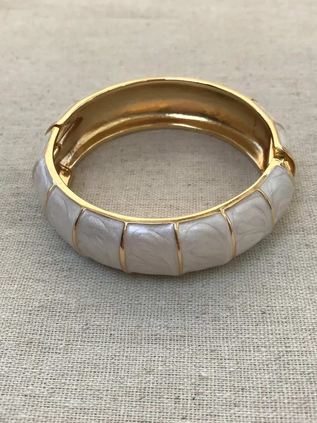PUL0029 - Bracelete Marmorizado Perolado com Detalhes Dourados