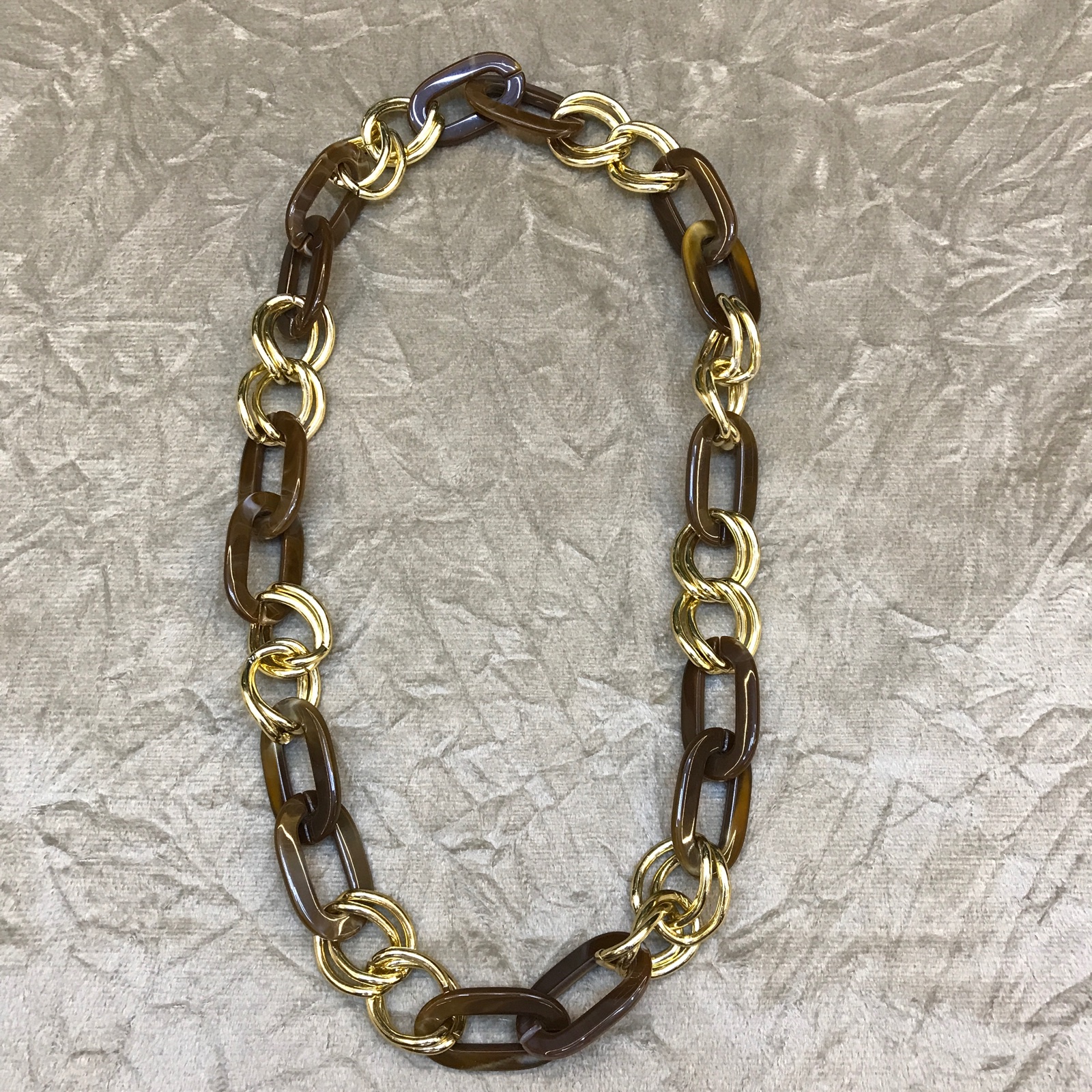 COL0037 - Colar Elos em Resina Marrom Mesclado e Dourado