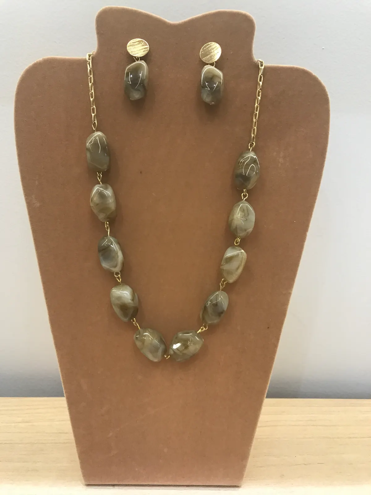 CON0002 - Conjunto em Resina Bege Mesclado com metais no dourado