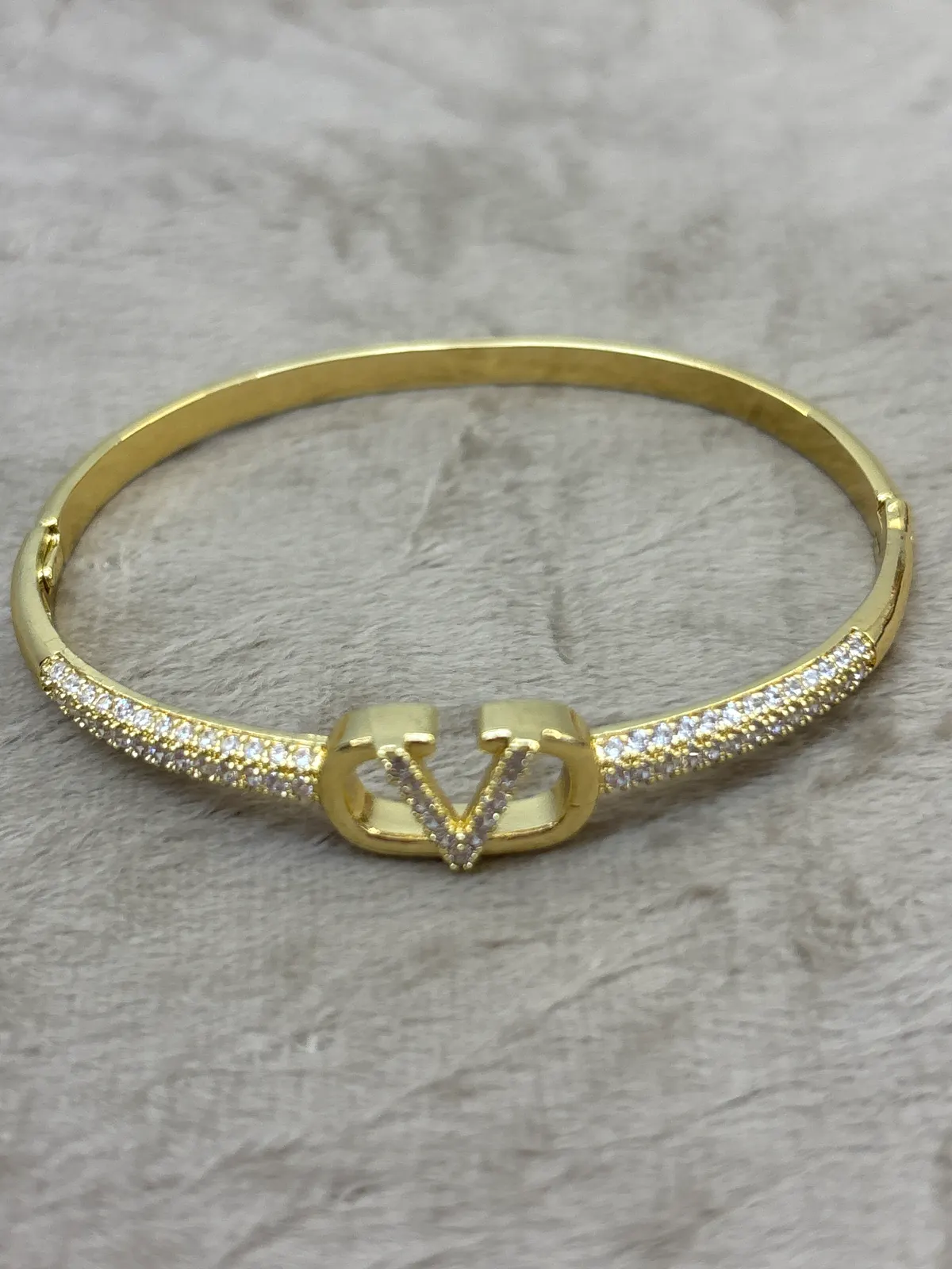 PUL0048 - Bracelete Dourado V com zircônias (Inspiração)