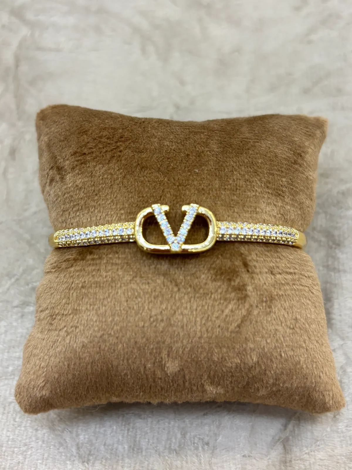 PUL0048 - Bracelete Dourado V com zircônias  (Inspiração) - foto 2