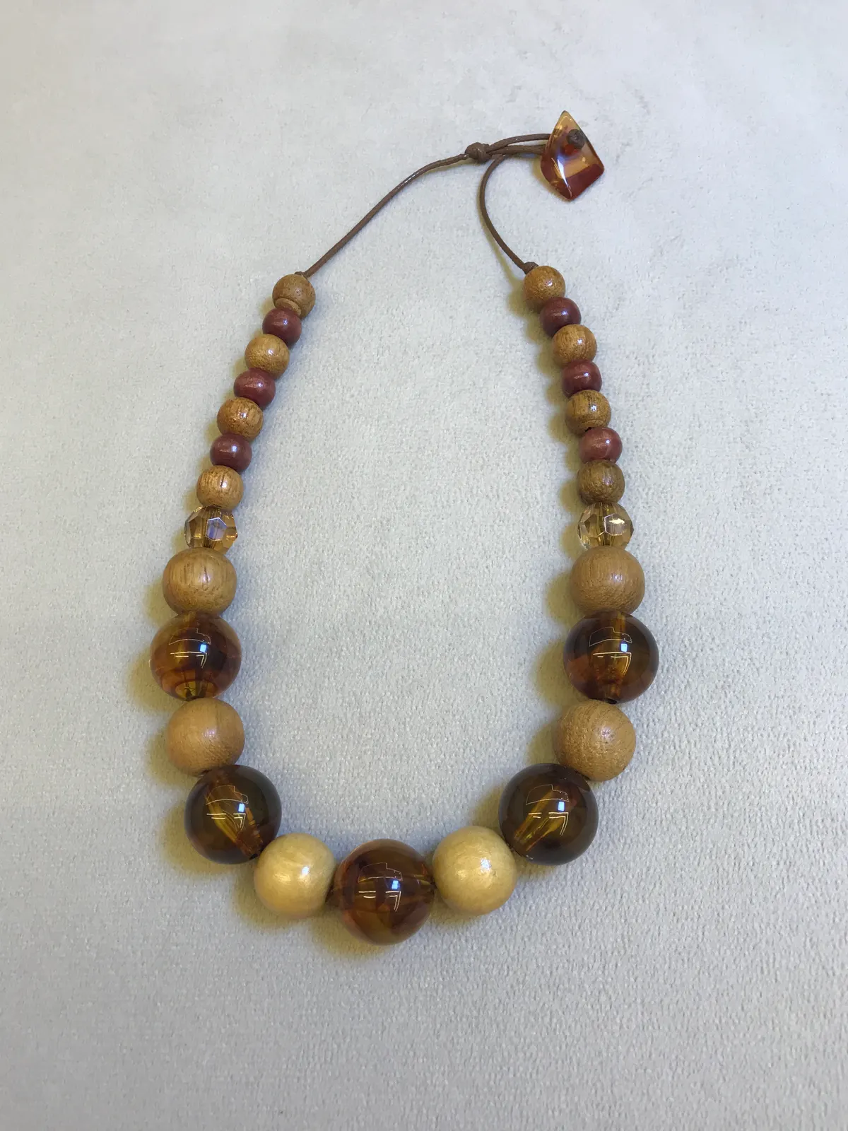 COL0013 - Colar Boho Chic em Madeira e Resina Âmbar